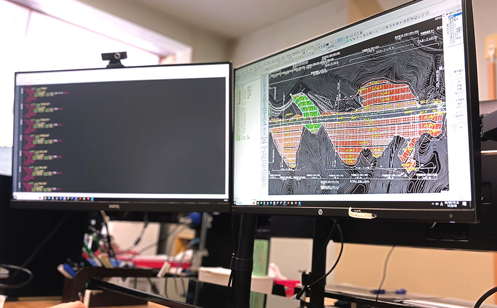 道路工事完成図をPCで制作する様子