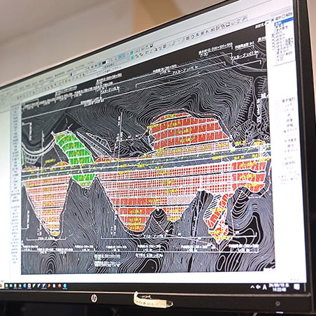 道路工事完成図をPCで制作する様子